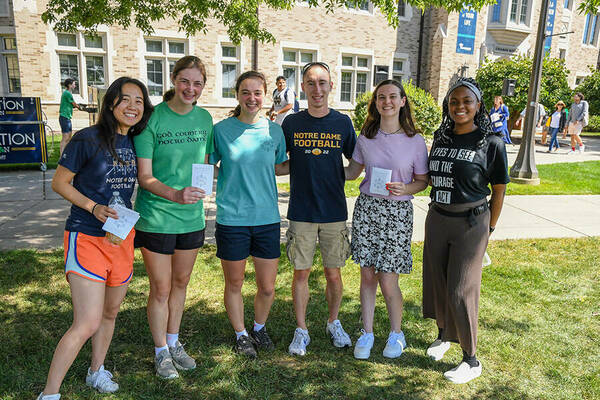 Students at the Campus Ministry hot dog tent during during Welcome Weekend 2022.